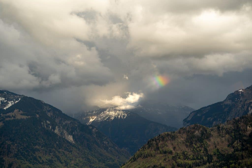 arc en ciel sur la montagne près de Interlaken